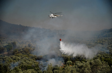 Ελικόπτερο επιχειρεί σε φωτιά