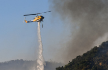 Ελικόπτερο επιχειρεί σε φωτιά