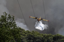 Ελικόπτερο επιχειρεί σε φωτιά