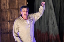 Ο Γιάννης Μπέζος