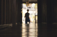 Νεαρό αγόρι στο βάθος διαδρόμου - Φωτογραφία που παραπέμπει σε μυστήριο και κακοποίηση