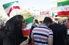 Γυναίκα στο Ιράν σε διαδήλωση στην Τεχεράνη φιλά την ιρανική σημαία