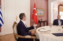 Άμεση απάντηση Μητσοτάκη σε πρόκληση Εντογάν στο δείπνο των ηγετών