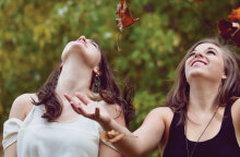 Κορίτσια παίζουν με πεσμένα φύλλα