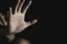 Χέρι που προσπαθεί να αποτρέψει απειλή