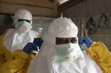 Επιδημία του Έμπολα στην Ουγκάντα: Ο πρόεδρος Γιοουέρι Μουσέβενι διατάσσει οι παραδοσιακοί μάγοι-γιατροί να σταματήσουν τη δραστηριότητά τους	