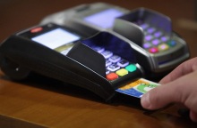 «Εξαφανίζονται τα μετρητά»: Επτά στους δέκα Έλληνες αγοράζουν οnline και με κάρτα