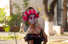 Κοπέλα με μακιγιάζ Dia de los Muertos