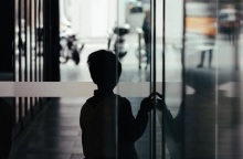 Παιδί σε σκοτεινό διάδρομο - Εικόνα που παραπέμπει σε κακοποίηση παιδιού