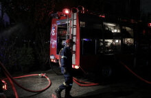 Υπό μερικό έλεγχο η φωτιά στο εγκαταλελειμμένο κτίριο στη Νίκαια