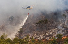 Ελικόπτερο σβήνει φωτιά