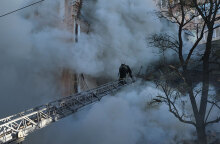 Ουκρανοί πυροσβέστες προσεγγίζουν βομβαρδισμένη πολυκατοικία στο Κίεβο μετά την επίθεση με ρωσικά drones