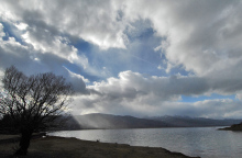 Με αραιές νεφώσεις και τοπικές βροχές ο καιρός την Παρασκευή