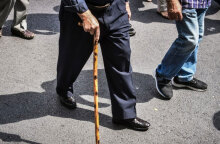 Ηλικιωμένος περπατά με μαγκούρα