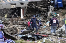 Προσωπικά αντικείμενα των επιβαινόντων στο τρένο στα Τέμπη συλλέγονται μετά το δυστύχημα 