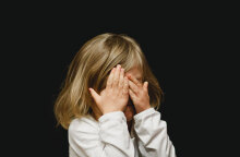 Κορίτσι κρύβει το πρόσωπό του