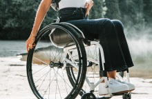 Παρέσυρε και εγκατέλειψε γυναίκα που κινούνταν με αναπηρικό αμαξίδιο 