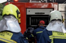 Πυροσβέστες επιχειρούν για την κατάσβεση φωτιάς