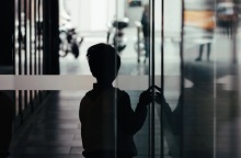 Παιδί σε σκοτεινό διάδρομο - Εικόνα που παραπέμπει σε κακοποίηση παιδιού