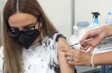 Γυναίκα κάνει εμβόλιο κατά του κορωνοϊού