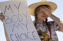 Γυναίκα διαδηλώνει υπέρ του δικαιώματος στην άμβλωση