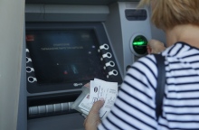 ΟΠΕΚΑ: Έκτακτα βοηθήματα τον Δεκέμβριο και δώρα για τα ευάλωτα νοικοκυριά  Δείτε πότε πληρώνονται και ποιοι είναι οι δικαιούχοι