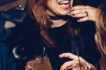 Άνθρωποι γελάνε και κρατάνε ποτά