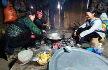 Στα βουνά του Βιετνάμ οι γυναίκες της φυλής Hmong μαγειρεύουν με ό,τι έχουν