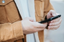 χερια κρατουν κινητο