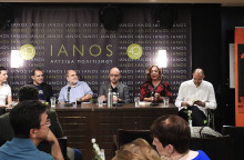 Οδηγός επιβίωσης για τον 21ο αιώνα | Από αριστερά: Κρυστάλλη Γλυνιαδάκη, Παύλος Τσίμας, Παναγής Παναγιωτόπουλος, Ρωμανός Γεροδήμος, Αγνή Μαριακάκη, Πάρις Μέξης