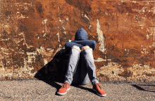 Ανήλικος με τα χέρια και τα πόδια κοντά στο σώμα του