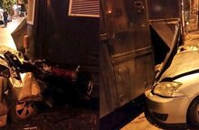 ΙΧ «καρφώνεται» σε κλούβα των ΜΑΤ στα Εξάρχεια 