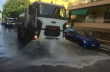 Φορτηγό καθαρίζει το δρόμο 