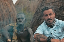 Ο Γιώργος Μαυρίδης μαζί με μέλος της φυλής Μούρσι στην Αιθιοποιία, στα γυρίσματα της εκπομπής Into The Skin