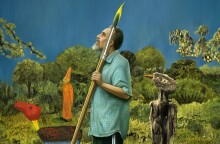 John Lurie: Ο διάσημος μουσικός, ηθοποιός και εικαστικός σπάει την οικειοθελή απομόνωσή του στη νέα σειρά του HBO, «Painting With John»