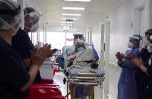  To χειροκρότημα των γιατρών όταν έβγαινε από τη ΜΕΘ