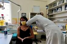 Στιγμιότυπο από τον εμβολιασμό της υφυπουργού Εργασίας, Δόμνας Μιχαηλίδου