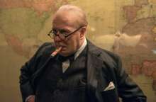 Ο ηθοποιός Γκάρι Όλντμαν ερμηνεύει τον Ουίνστον Τσόρτσιλ