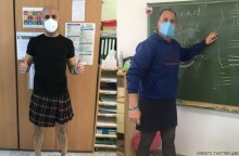Οι δύο Ισπανοί δάσκαλοι που φόρεσαν φούστα για να στηρίξουν μαθητή τους©YouTube