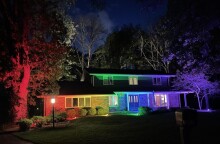 Σπίτι με προβολείς στα χρώματα του Pride©imgur-memonf