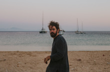 Ο καλλιτέχνης Theodore σε παραλία