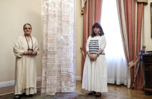Η ιδρύτρια και Πρόεδρος του Εθνολογικού Μουσείου Θράκης, Αγγελική Γιαννακίδου, στην παράδοση του έργου «Ταμείο Μνήμης» στην Πρόεδρο της Δημοκρατίας, Κατερίνα Σακελλαροπούλου