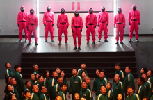 Άνθρωποι με κόκκινες και πράσινες στολές - Σκηνή από τη σειρά Squid Game