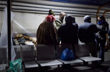 Επίσκεψη Μητσοτάκη στους αστέγους στο λιμάνι του Πειραιά