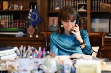 Η Πρόεδρος της Δημοκρατίας, Κατερίνα Σακελλαροπούλου, κατά τη διάρκεια τηλεφωνικής επικοινωνίας