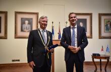 Ο Κώστας Μπακογιάννης με τον βασιλιά του Βελγίου, Φίλιππο κατά τη διάρκεια της απονομής