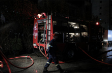 ΠυροσβέστηςΠυροσβεστικό όχημα και πυροσβέστης