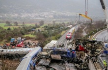 Συντρίμμια στα Τέμπη μετά το πολύνεκρο σιδηροδρομικό δυστύχημα