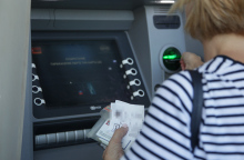 Γυναίκα σε ATM τράπεζας