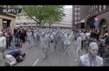 100s of ‘clay figures’ crawl through Hamburg protesting G20